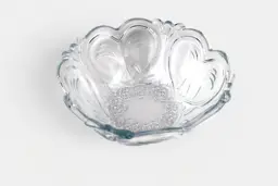 Afișați detaliile pentru Bol de sticlă pentru salată, model elegant cu inimioare Imagine de Bol de sticlă pentru salată, model elegant cu inimioare