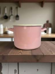 Afișați detaliile pentru Oală cilindrică emailată 20 cm, roz cu interior bej Imagine de Oală cilindrică emailată 20 cm, roz cu interior bej