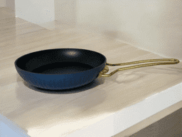 Afișați detaliile pentru Tigaie Elegantă Albastră Kismet Elite din aluminiu antiaderentă cu mânere aurii Imagine de Tigaie Elegantă Albastră Kismet Elite din aluminiu antiaderentă cu mânere aurii
