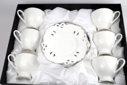 Afișați detaliile pentru Set de 6 cești cu farfurii dantelate din porțelan 150ml, Malooki Luxury Collection Imagine de Set de 6 cești cu farfurii dantelate din porțelan 150ml, Malooki Luxury Collection