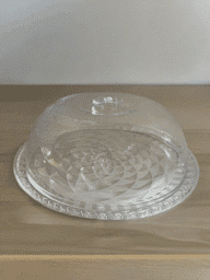 Afișați detaliile pentru Platou cu capac de plastic pentru prăjituri sau aperitive Imagine de Platou cu capac de plastic pentru prăjituri sau aperitive