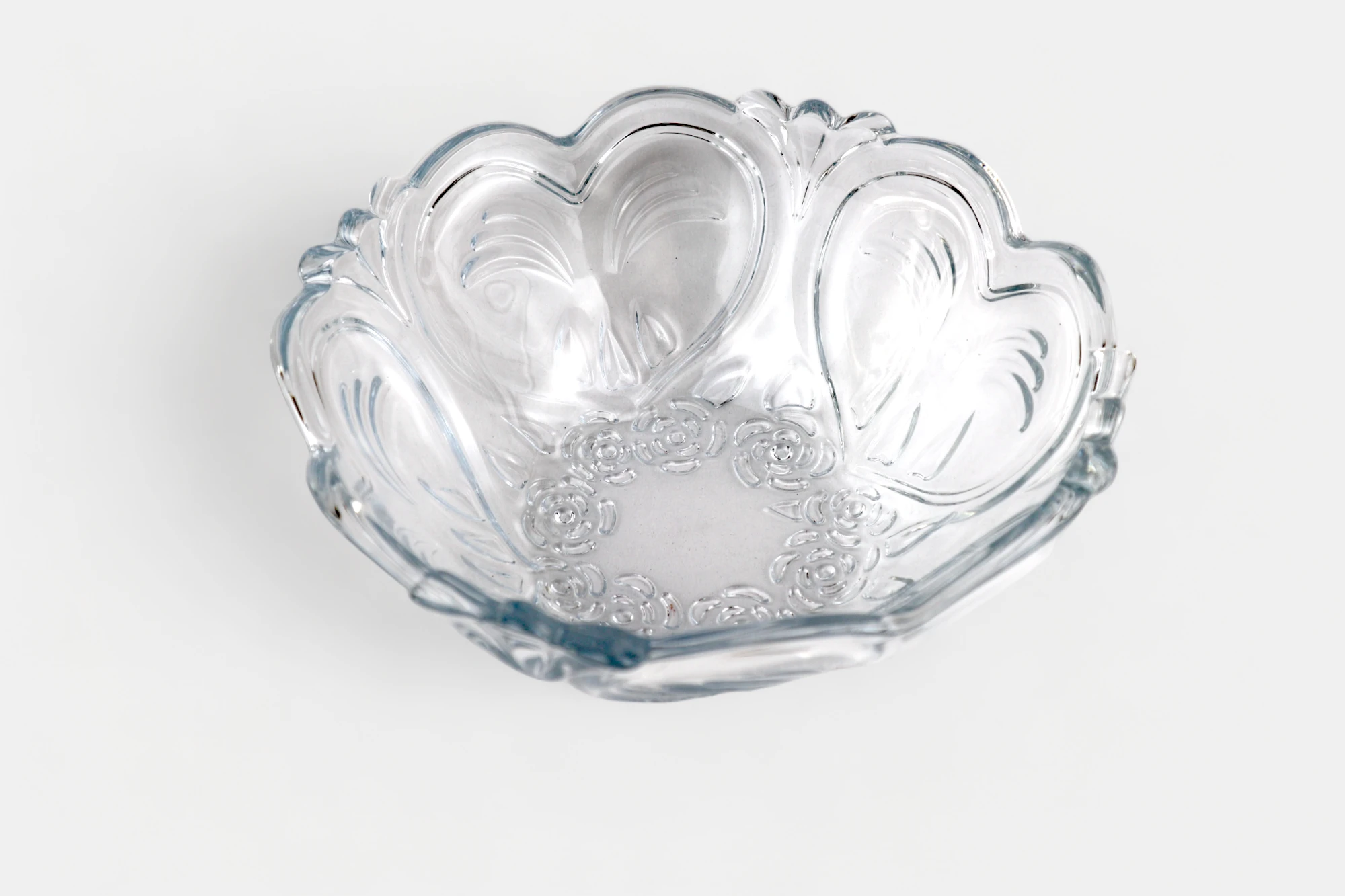 Picture of Glass salad bowl, elegant design with heart motifs