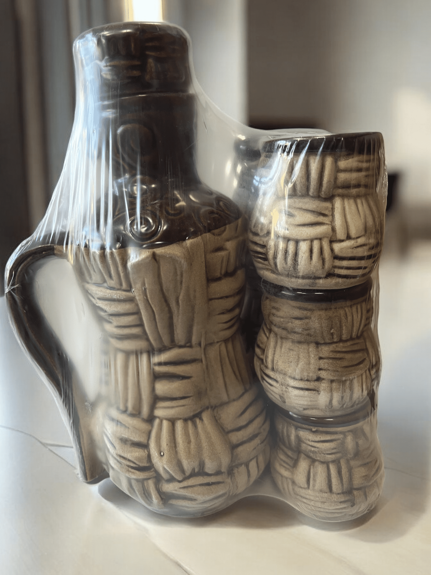 Picture of 7-piece set for alcoholic beverages, pitcher-shaped bottle and 6 curved glasses
