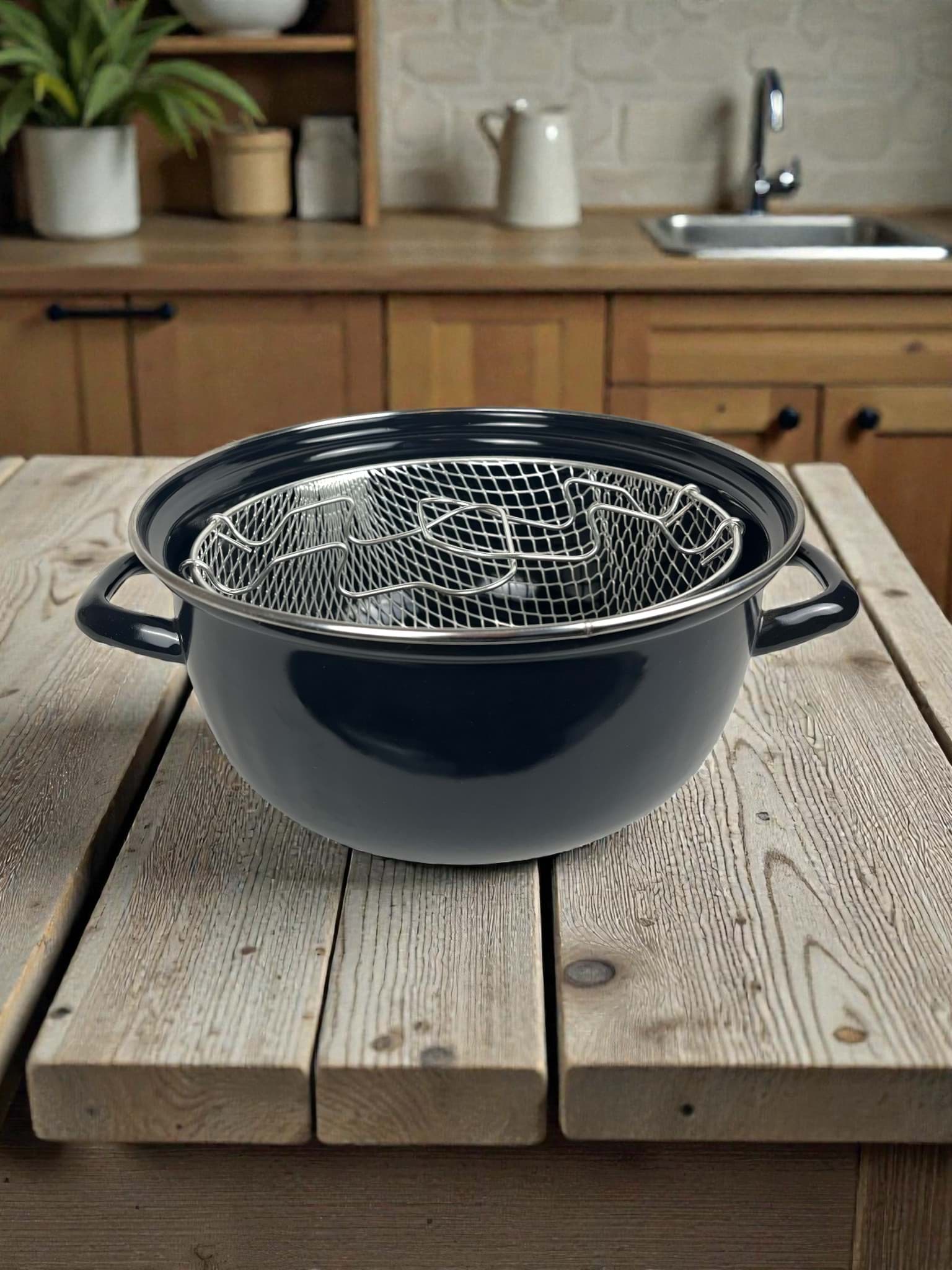 Picture of Enameled deep fryer with stainless steel frying basket, 24 cm 