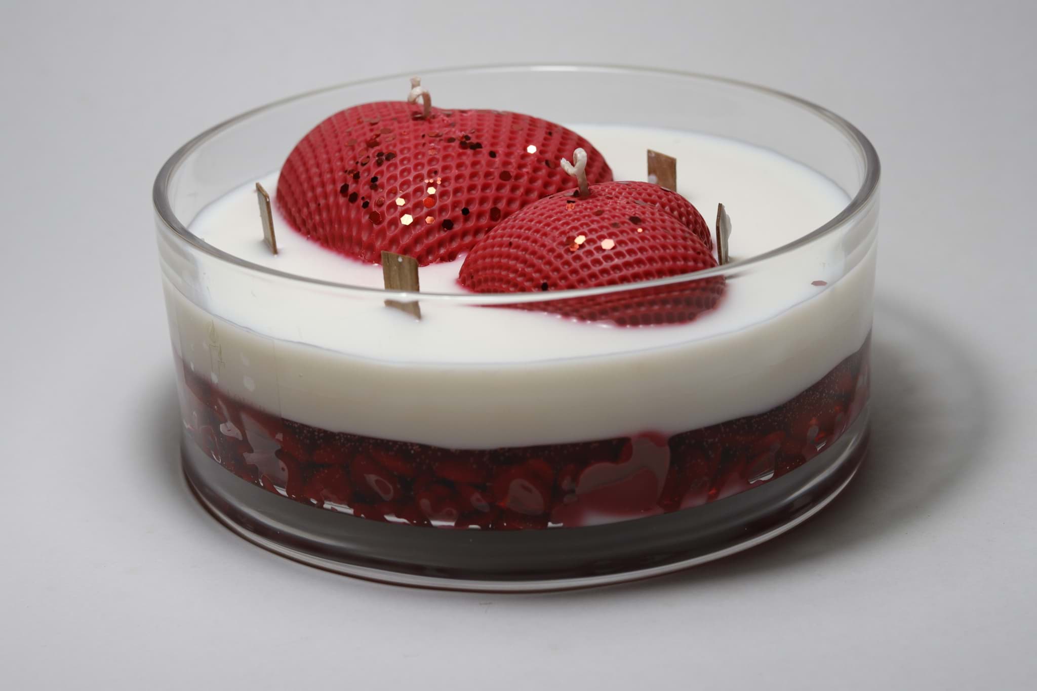 Imagine de Lumânare decorativă „Love Story” – din ceară de soia, cu inimi roșii