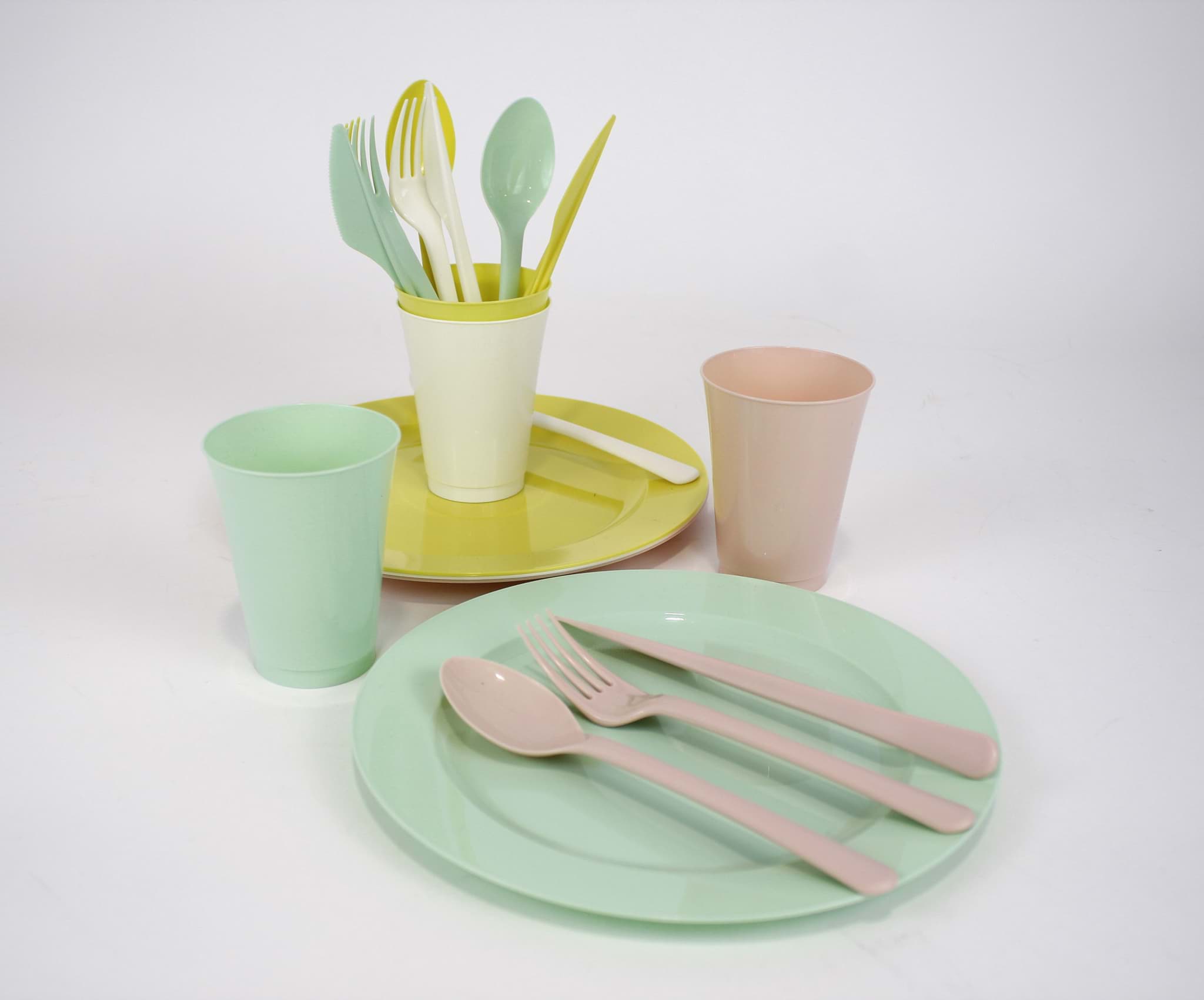 Set picnic pentru 4 persoane, din plastic, cu farfurii, pahare și tacâmuri în culori pastelate