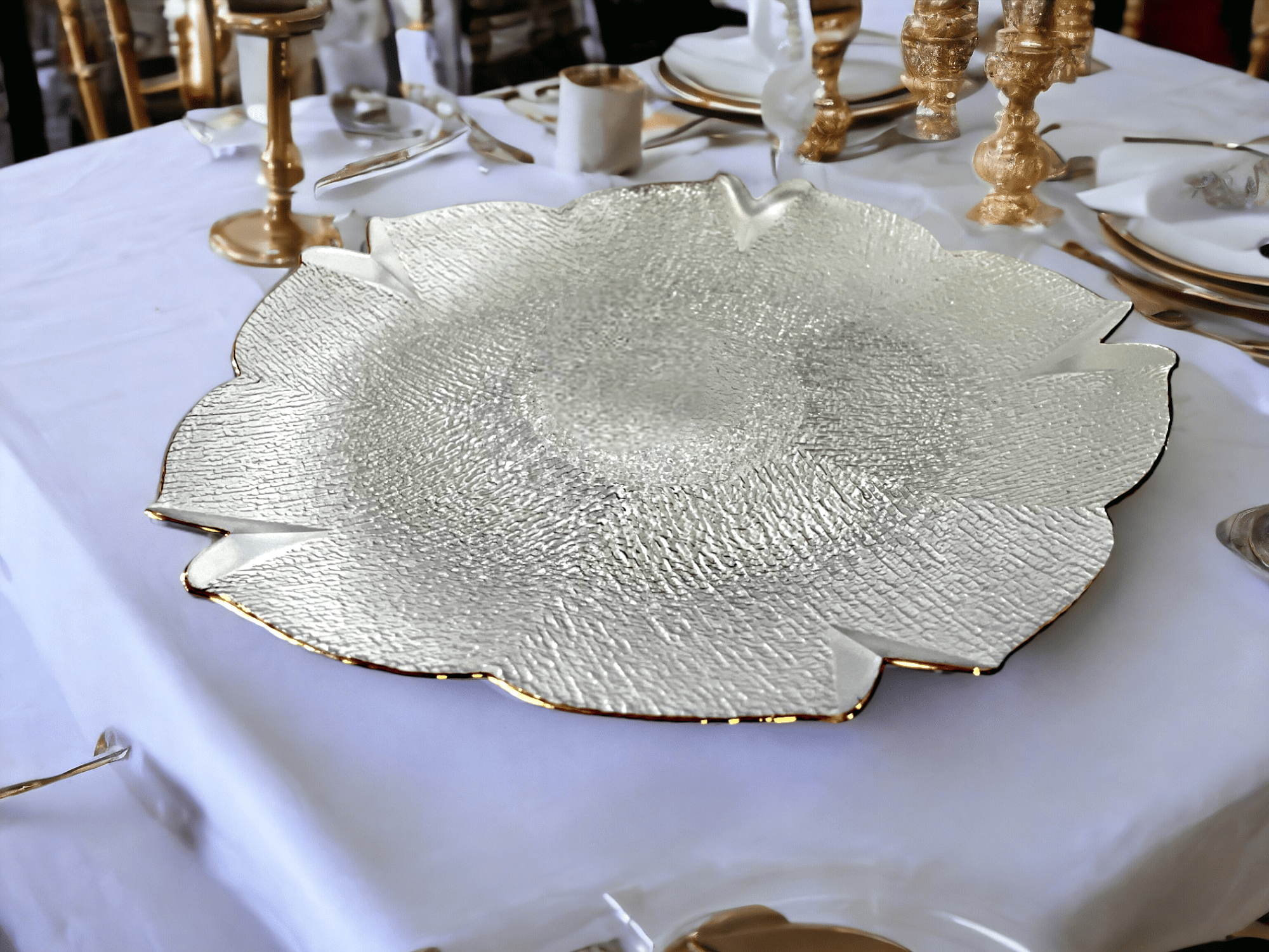 Imagine de Platou din sticlă elegant în formă de floare cu ornament auriu