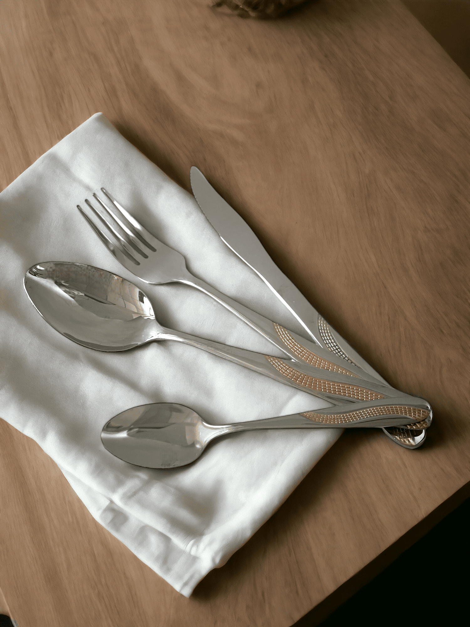 Imagine de Set de tacâmuri din inox, model cu ornament auriu elegant, 24 de piese